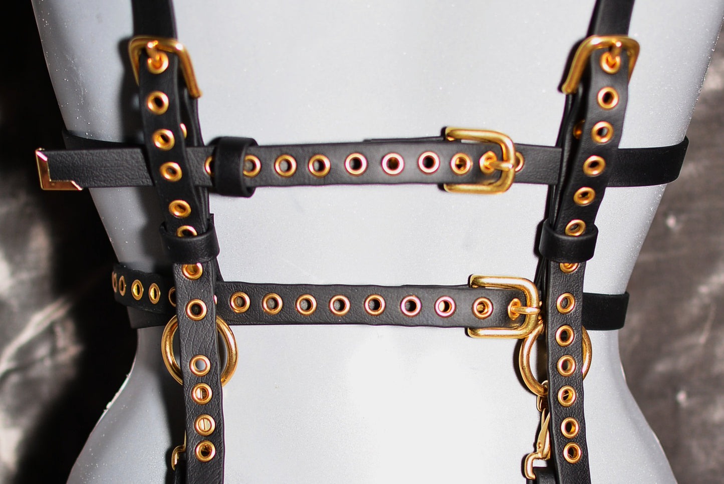 Veganer BDSM Oberkörper Harness Delilah, Verschluss, von Frivol Sextilien