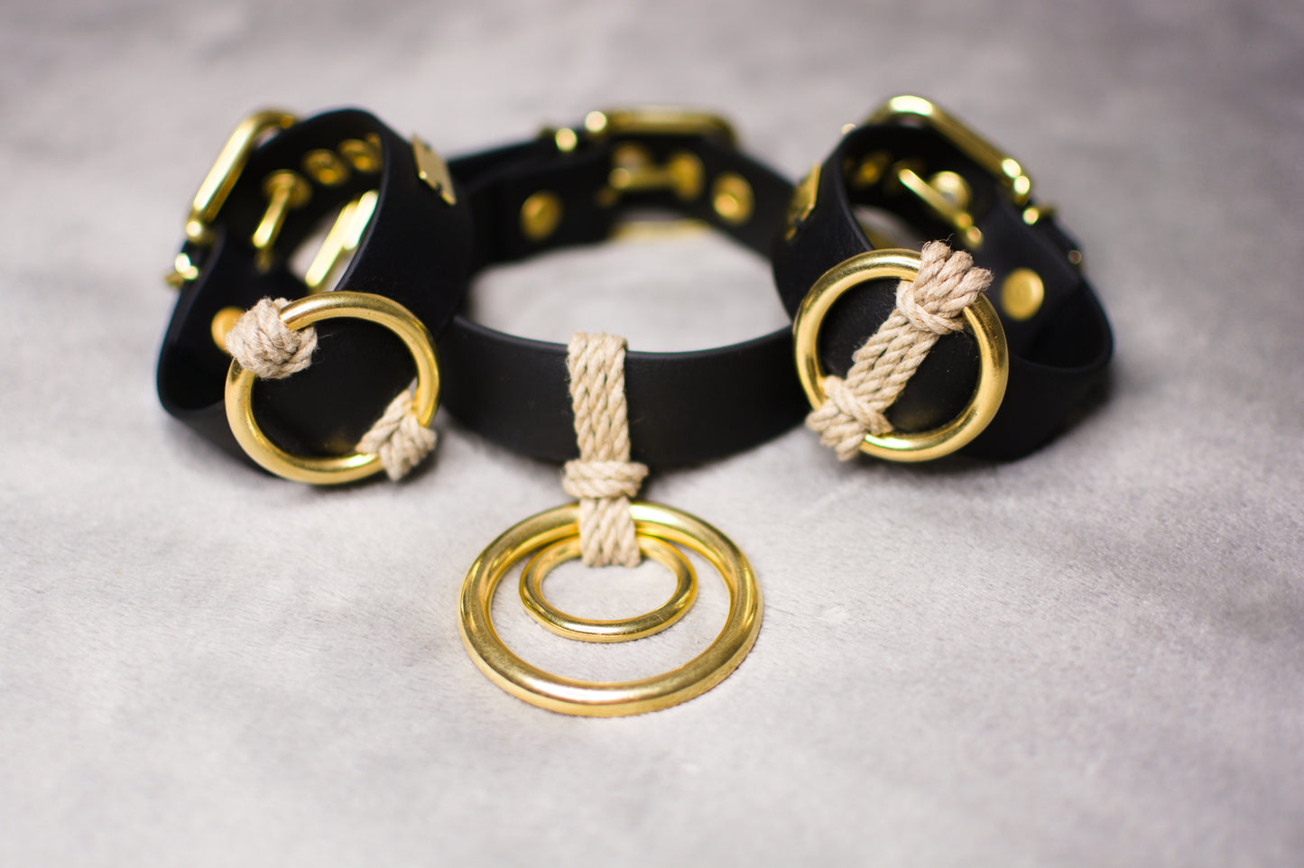 Veganes BDSM Halsband Armband von Frivol Sextilien