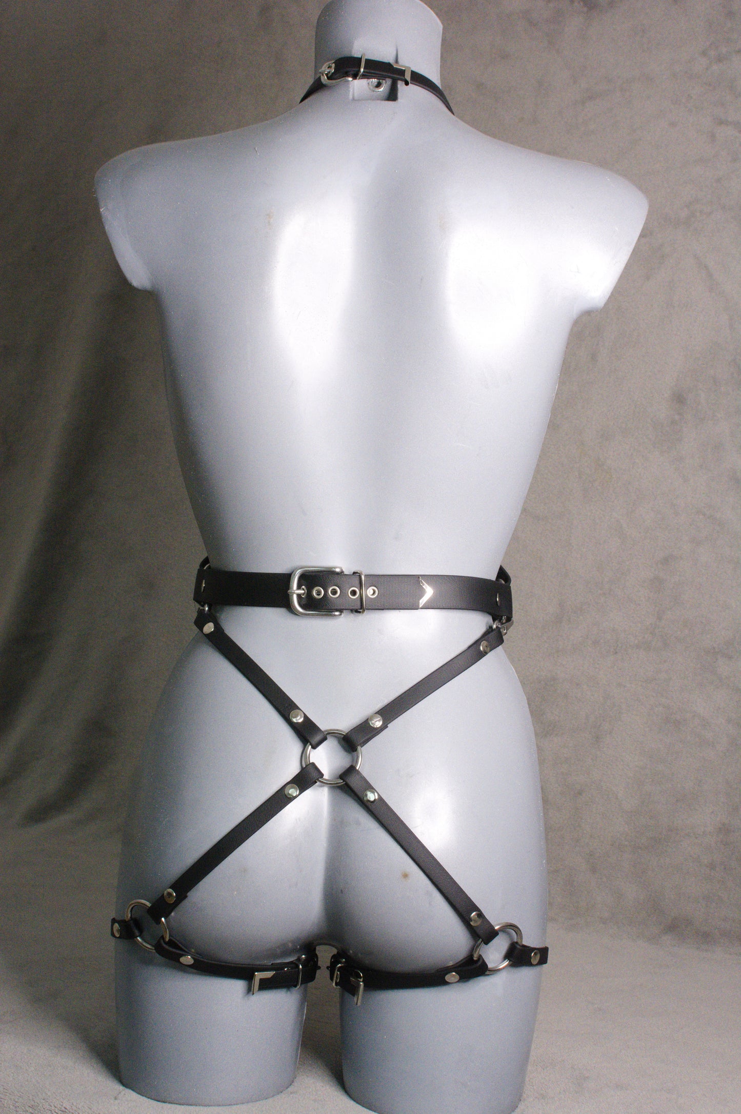 Veganer BDSM Ganzkörper Harness Anna, silber, Rücken 2 von Frivol Sextilien
