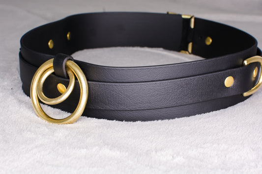 Veganer BDSM Manschetten Gürtel Marleen, vorne, von Frivol Sextilien