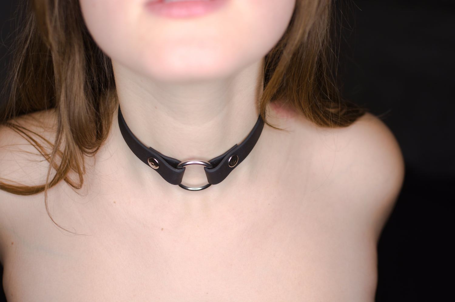 Veganes BDSM Halsband Delilah getragen von Frivol Sextilien